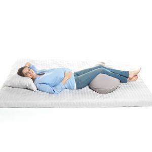 В сложенном виде подушка поддерживает ноги, позволяя снять тяжесть и усталость