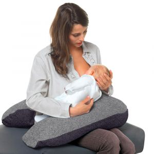 Во время кормления грудью или из бутылочки, подушка послужит ограничителем