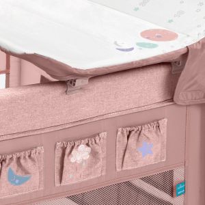 Столик для пеленания новорожденного младенца с нарисованным ростомером