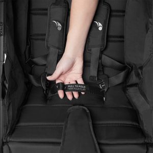 Ремень для мгновенного складывания и удобной переноски коляски встроен в сиденье