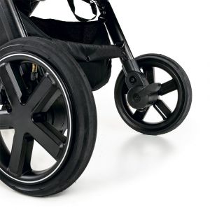 Большие надувные колёса с полной амортизацией расширяют возможности использования коляски