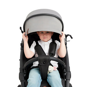 Чтобы ребенок был в безопасности, в коляске есть 5-ти точечные ремни и бампер