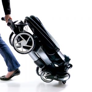 Специальные колёсики позволяют везти коляску в сложенном виде как чемодан