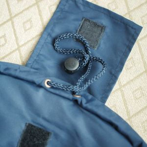 C помощью шнурка можно затянуть капюшон, спрятав шнурок в специальный кармашек