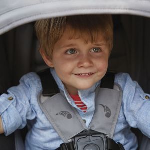 Пятиточечные ремни с мягкими накладками защищают ребёнка от выпадения