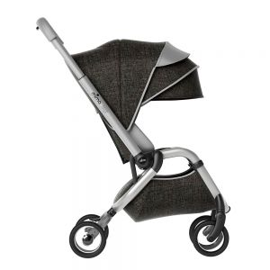 У колясок 2G большой выдвижной козырёк из плотной ткани защитит малыша от яркого солнца