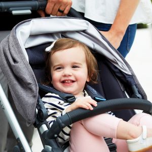Для защиты ребенка используются 5-ти точечные ремни безопасности и жесткий бампер
