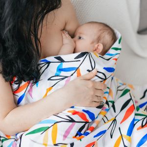 Пледик можно использовать как накидку для мамы во время кормления малыша