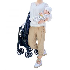 Легкий вес коляски позволяет переносить её без особых усилий даже с ребёнком на руках