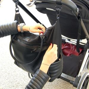 К ручке коляски сумка крепится с помощью специальных карабинов, идущих в комплекте