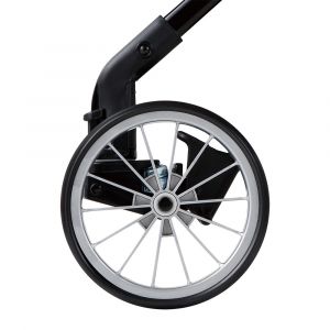 Увеличенный диаметр колес позволит использовать коляску и в тех районах, где дорожное покрытие не самое идеальное