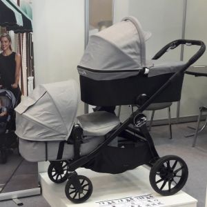 Люлька Pram Kit устанавливается вниз, люлька Deluxe Pram - на верхний уровень