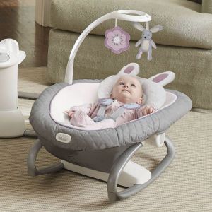 Graco All Ways Soother дополнен дугой с игрушками в пастельных оттенках, которые будут привлекать внимание ребенка