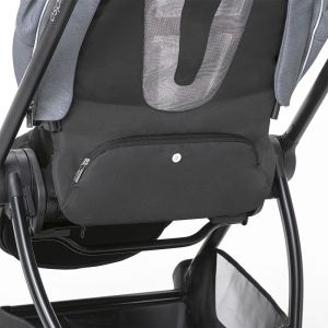 Особенностью коляски является наличие вентиляционной сетки в спинке сиденья и карман на молнии