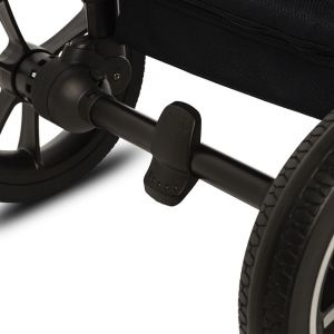 Педаль тормоза удобно расположена на задней оси колёс