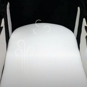 В люльке Hub+ жесткое деревянное дно и мягкий дышащий матрасик