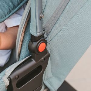 Как и на люльке, капюшон прогулочного блока регулируется нажатием на одну кнопку