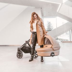 Благодаря ручке в центре капора, люльку удобно переносить