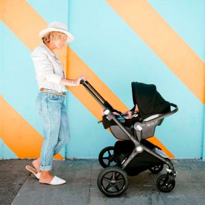 Коляска совместима через адаптеры типа Maxi-Cosi с автолюльками большинства производителей