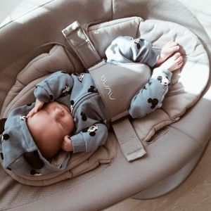 Ремни надежно фиксируют младенца в шезлонге