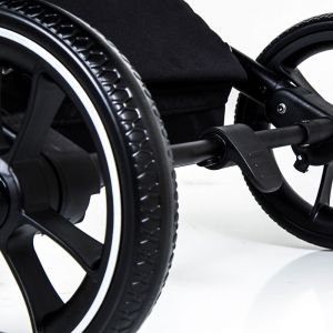 Большие износостойкие колеса из EVA-резины, обеспечивают отличную проходимость
