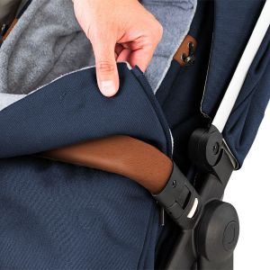 Верхнюю часть можно отогнуть и закрепить на бампере с помощью магнитов
