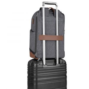 Багажный ремень сделает этот стильный рюкзак особенно практичным и удобным в большом путешествии