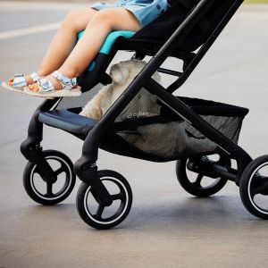 Удобная ступенька позволяет малышу самостоятельно сесть в коляску