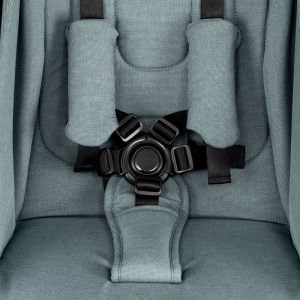 Для безопасности малыша предусмотрены пятиточечные ремни с мягкими накладками