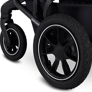 У коляски серии Air колёса надувные с подкачкой