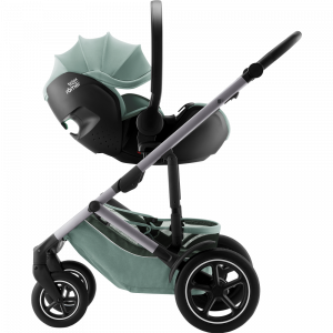 На шасси коляски автолюлька Baby-Safe 5Z2 легко устанавливается через входящие в комплект адаптеры