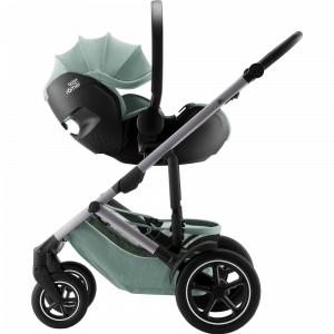На шасси коляски автолюлька Baby-Safe PRO легко устанавливается через входящие в комплект адаптеры