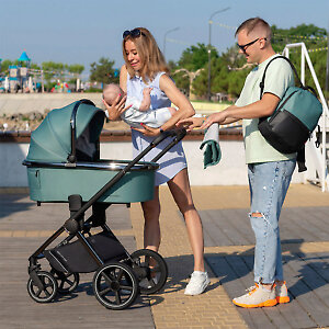 Люлька коляски Ultimo, установленная на адаптеры высоты, находится на оптимальном уровне для большинства родителей