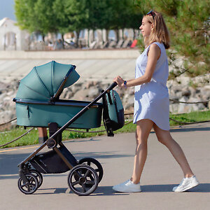 Легкая и маневренная коляска для новорожденных с хорошим функционалом и богатой комплектацией