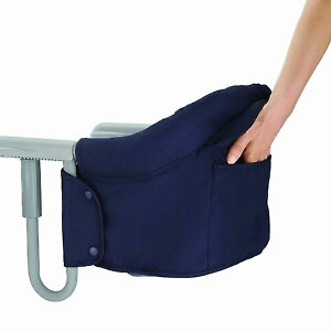 Удобный кармашек на спинке стульчика позволяет положить пустышку, бутылочку или нагрудник