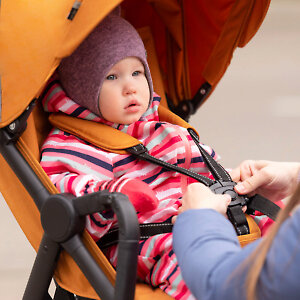 Для защиты ребенка удобные 5-ти точечные ремни и откидной бампер