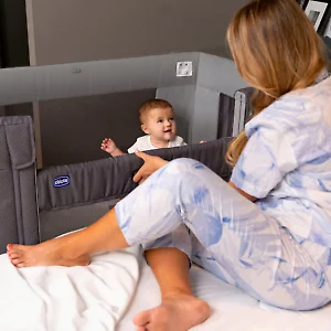 Chicco Next2Me Forever легко фиксируется к вашей родительской кровати на одном уровне
