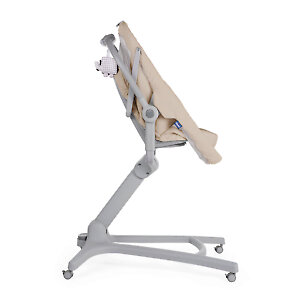 Поднимите спинку в максимально вертикальную позицию, чтобы сделать из колыбели стульчик