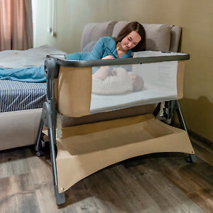 Отличная приставная кроватка с сетчатыми бортиками и вместительной корзиной снизу