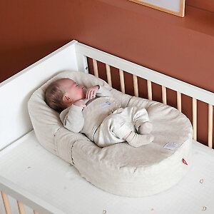 Кокон можно использовать в обычной детской кроватке или колыбели