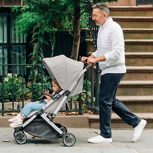 Коляска UPPAbaby Minu V2 идеальна для прогулок в современном городе