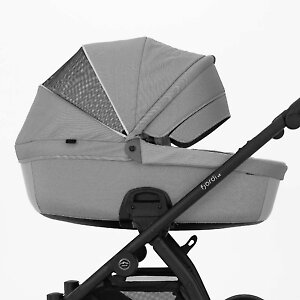 У люльки огромный капюшон с дополнительной сетчатой секцией
