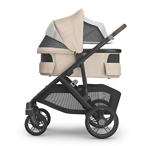 У люльки капюшон с солнцезащитным козырьком и тремя вентиляционными окошками