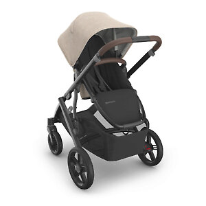 Сиденье реверсивное, его можно устанавливать лицом к маме