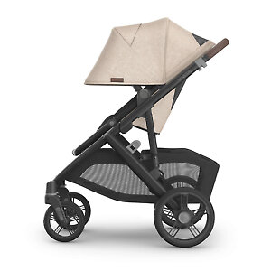 У прогулочного блока огромный капюшон от солнца