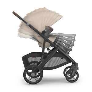 У коляски гамачная система регулировки наклона сиденья