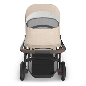 В капюшоне есть смотровое окошко для наблюдения за ребенком