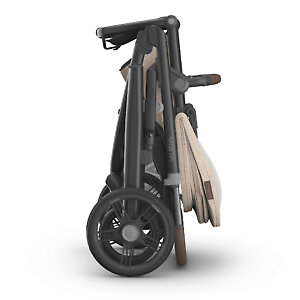 Коляска складывается вместе с сиденьем по типу