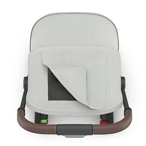 В капоре смотровое окошко прикрытое шторкой на магните