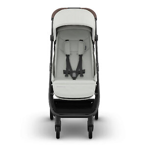 Сиденье широкое и вместительное с высокой спинкой